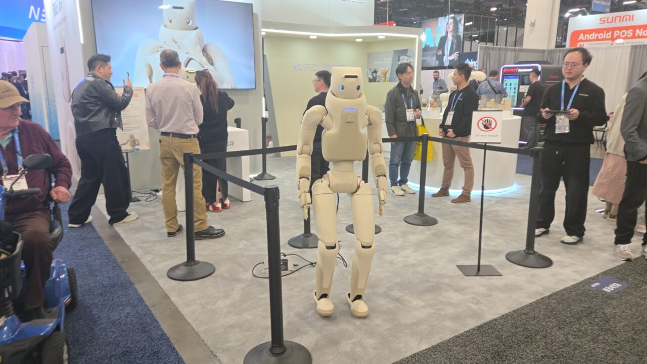 表面を柔らかいファブリック素材にしたFOURIERのGR-3