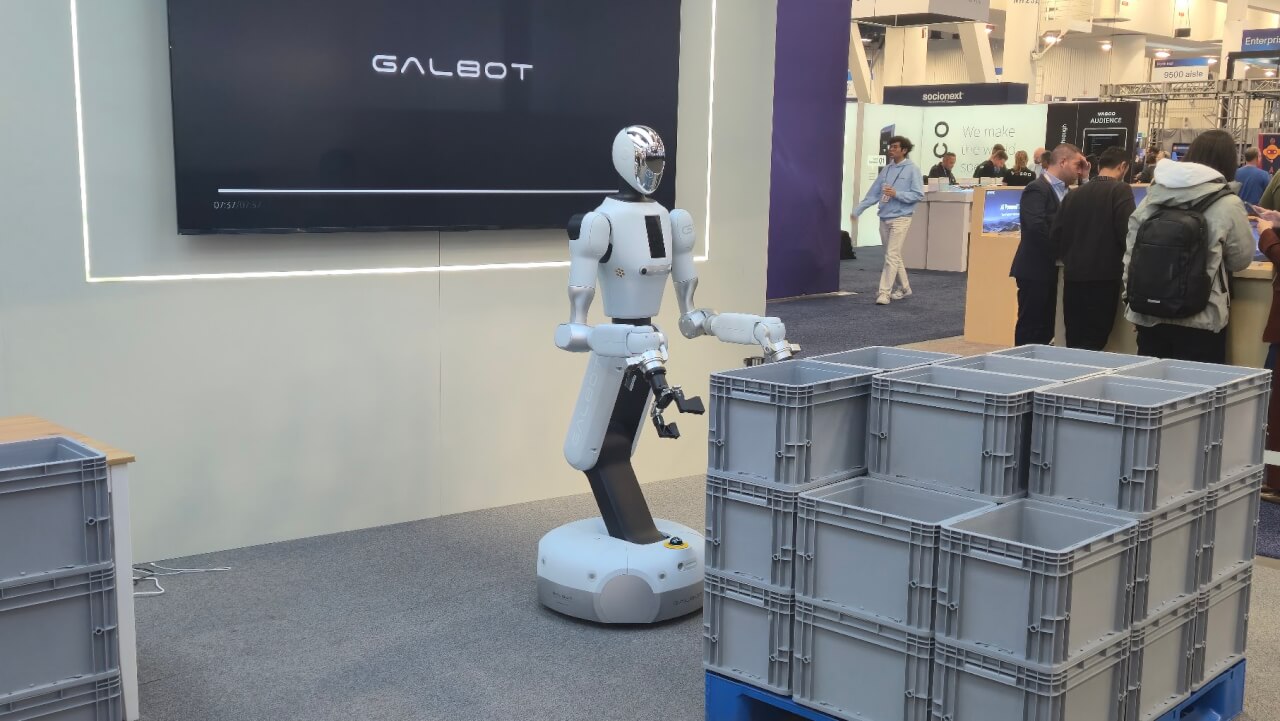 無人店舗で稼働するGALBOT G1