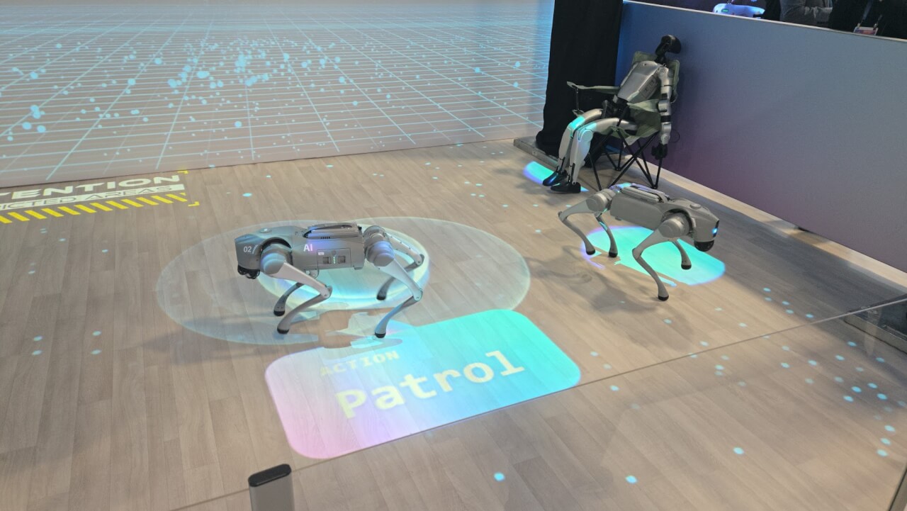 富士通ブースには空間を把握したロボットが相互を意識して動くデモを展示