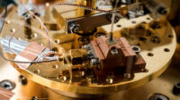東京大学・NTT他、量子コンピュータ実現へ向けた光量子状態の高速生成に成功