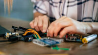 クレスコ、AI人材育成を支援する学習教材「動かして学ぶ IoTとAI」を提供