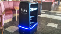 NECネッツエスアイ、自律走行型配送ロボット「YUNJI DELI」をホテルに納入