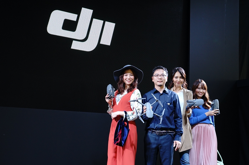 DJI、小型折りたたみドローン「Mavic Pro」を発表