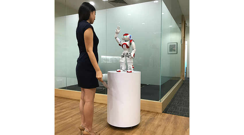 CROSSCOOP SINGAPORE、人型ロボット「NAO」による受付業務省力化の実証実験を開始