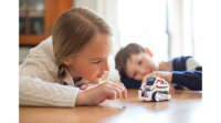 タカラトミー、小型AIロボット「COZMO（コズモ）」を日本で発売