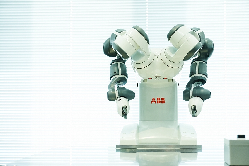 ヒトと隣り合って働く協働型双腕ロボット「YuMi（ユーミィ）」　ーABB インタビュー（後編）