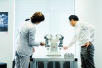 ヒトと隣り合って働く協働型双腕ロボット「YuMi（ユーミィ）」　ーABB インタビュー（後編）