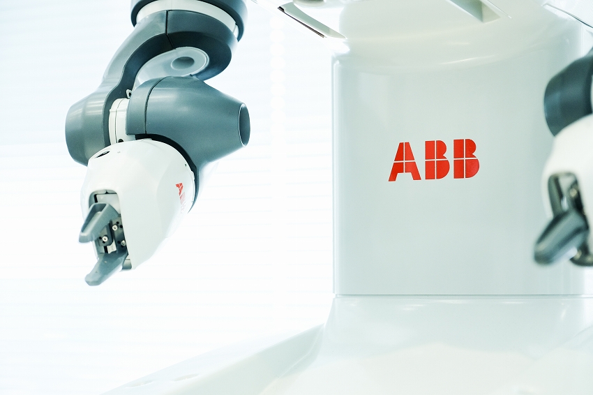 ヒトと隣り合って働く協働型双腕ロボット「YuMi（ユーミィ）」　ーABB インタビュー（後編）