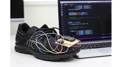 金沢工業大、e-テキスタイル技術とIoTスマートシューズで地域高齢者の健康と見守りを支援