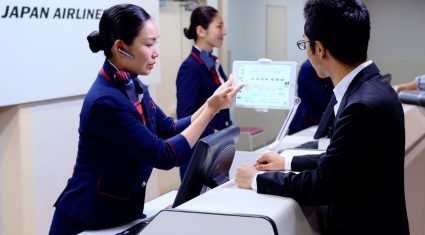 JALがアクセンチュアと協力、AI活用した空港旅客サービス案内支援システムを試験導入