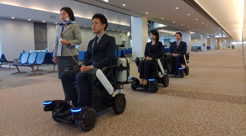 パナソニックとANA、空港でパーソナルモビリティ（自動追従電動車椅子）を活用したサービスの実証実験を実施