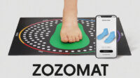 ZOZO、スマートフォンで足の3Dサイズ計測ができる「ZOZOMAT」予約開始