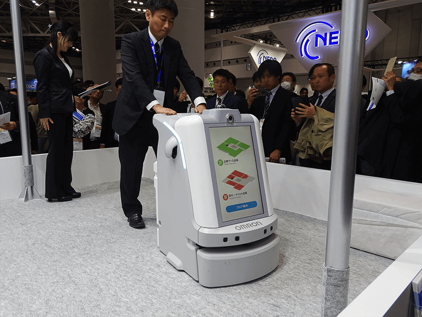 オムロン、掃除・警備・案内の3役をこなす自立走行ロボット