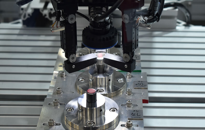 「指先」の感覚で部品のズレを調整する、オムロンのロボット技術　―2019国際ロボット展レポート●
