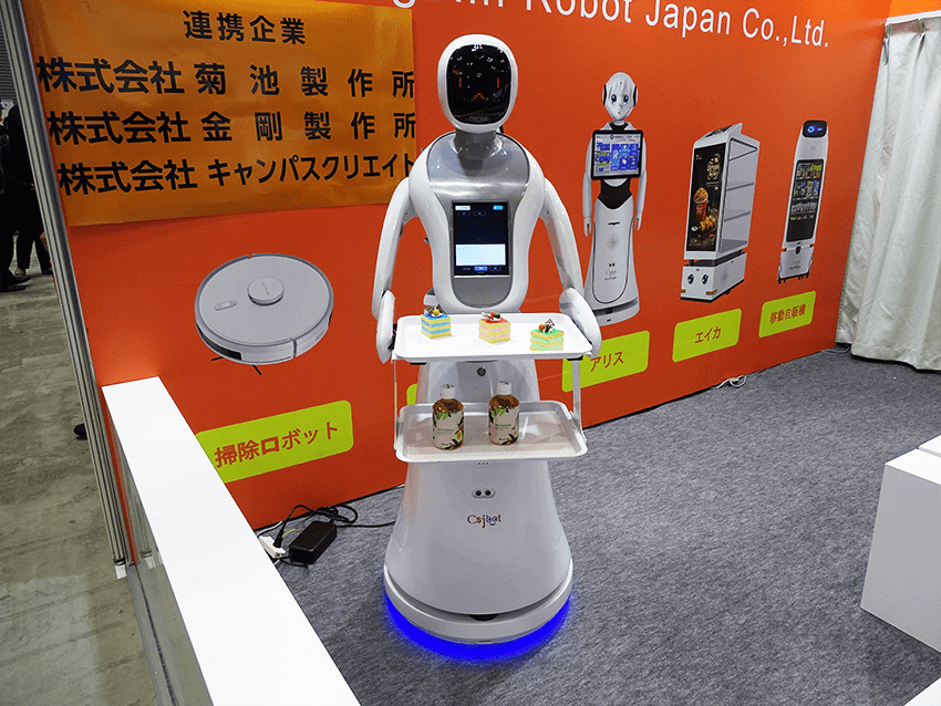 立っている人に近い高さの配膳ロボット「エイミー」