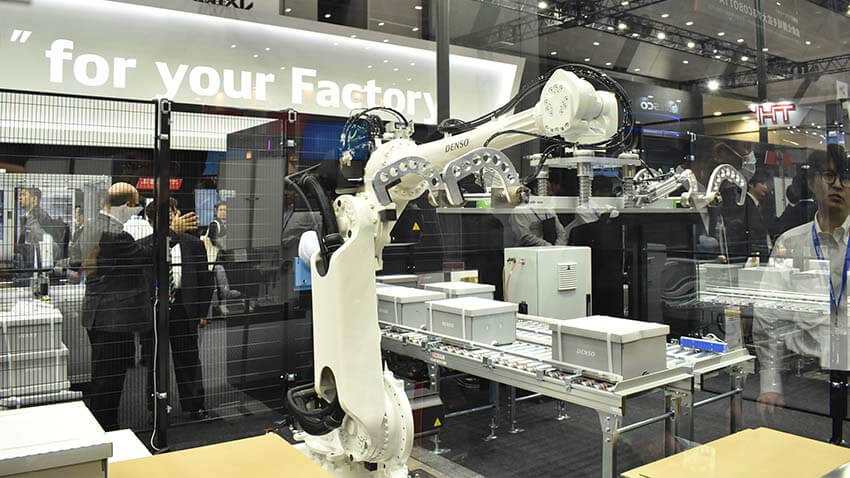 IPC上のリアルタイム実行環境 TwinCATで制御されるロボットアーム