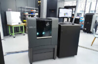 ストラタシス、フルカラー3Dプリンタの新機種「Stratasys J826」を発表　価格を抑え導入のハードルも下げる