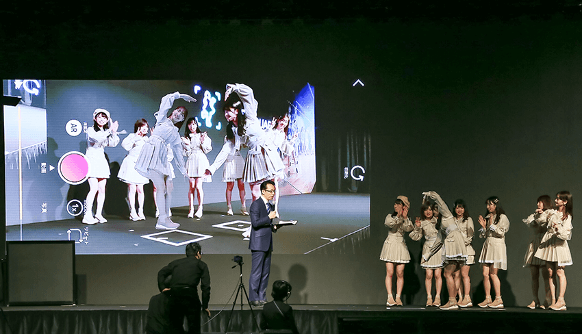 モニター左側に映るのが、3Dコンテンツ化したAKB48のメンバー。お気に入りのアイドルと一緒にポーズを取っているような映像を楽しめる