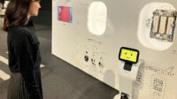 JALとJALインフォテック、AIアシスタントロボット「temi」で多言語でのミュージアム案内を実施