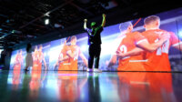 KDDI、銀座にAR・XRなどを活用したバーチャルサッカースタジアムをオープン