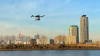 KDDIスマートドローン他、河川上空利用ルールの策定に向けたドローンの実証実験を実施