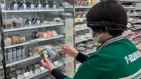 凸版印刷と長野県飯綱町、スマートグラスを活用した買い物支援の実証実験をセブン-イレブンにて開始