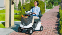 スズキとデータ・テック、ハンドル形電動車いす「セニアカー」の見守り通信システムの実証を開始