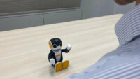 KDDI・シャープ・日本総研・やさしい手、対話AI搭載型ロボットによる介護実証を実施