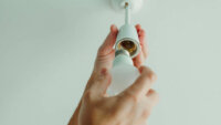 IoT人気記事ランキング｜ヤマト運輸、IoT電球を活用した見守りサービスをUR賃貸住宅居住の高齢者向けに提供開始など[8/9-8/15]
