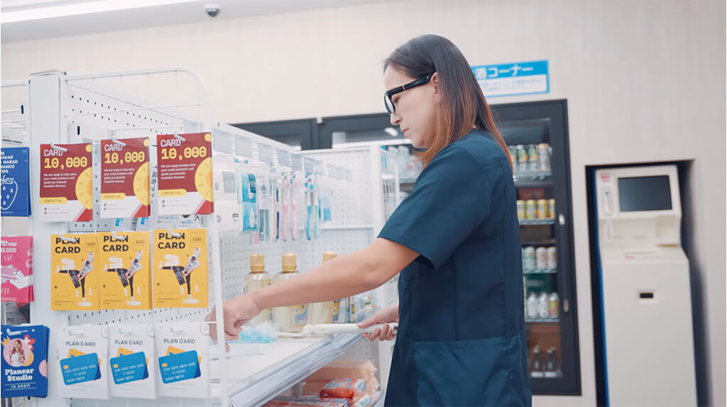 KDDI、AIグラスを活用した業務効率化実証をローソン店舗で開始