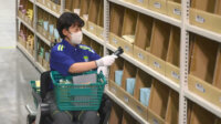 日本通運、近距離モビリティ「WHILL」と無人搬送機を連携させ歩行困難者も倉庫内作業が可能に