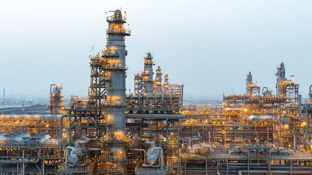 サウジアラムコと横河電機、大規模ガス製造プラントに相互に連携する複数の自律制御AIを導入し業務効率を向上