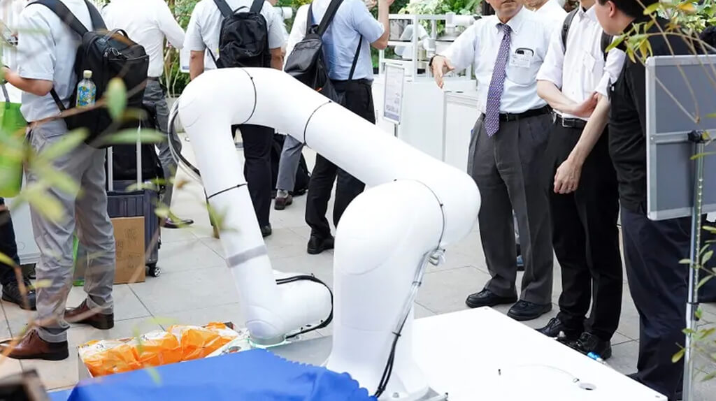 DOBOT、30kg可搬の高速協働ロボットと小スペース向けのコボットを新発表