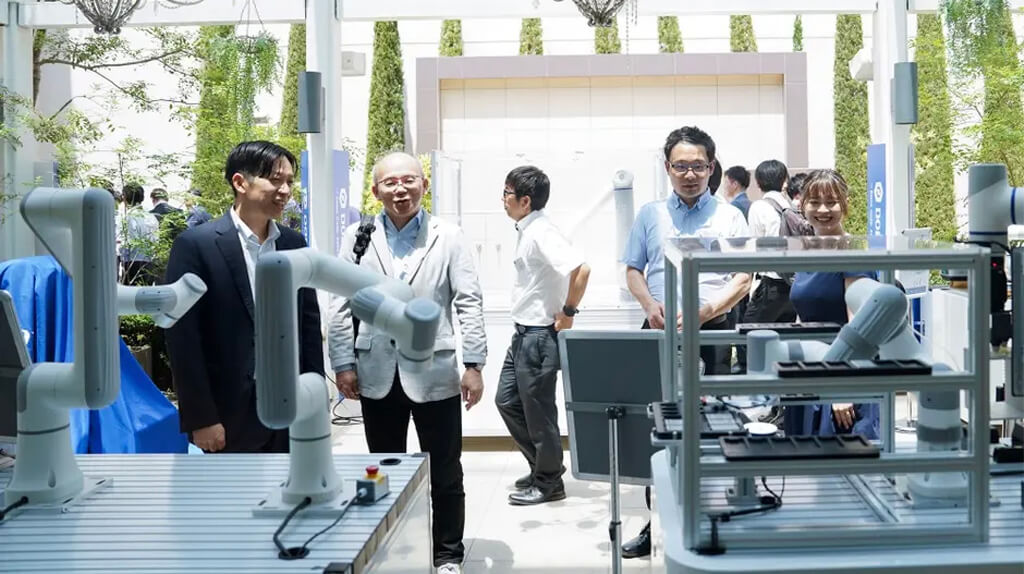 DOBOT、30kg可搬の高速協働ロボットと小スペース向けのコボットを新発表