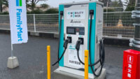 ファミリーマート、約220店の電気自動車用急速充電器を新型に順次入れ替えを発表