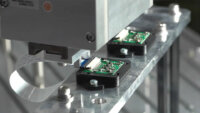 新東工業、薄くて柔らかい基盤の挿入を自動化する　「FPC自動挿入システム　by ZYXer」を発売