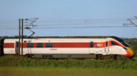 日立、英国イースト・コースト本線の鉄道車両でAIカメラによる前方監視試験を開始