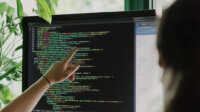 QNX、単一のSoC上で複数OSを拡張・統合する組み込み向け仮想化ソリューションを発表