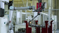 豊田自動織機、URの協働ロボットとバランサーを組み合わせたソリューションをエンジン工場に導入