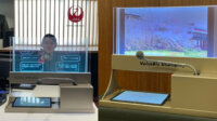 TOPPANとJAL、翻訳対応透明ディスプレイ「VoiceBiz UCDisplay」を活用した実証実験を開始