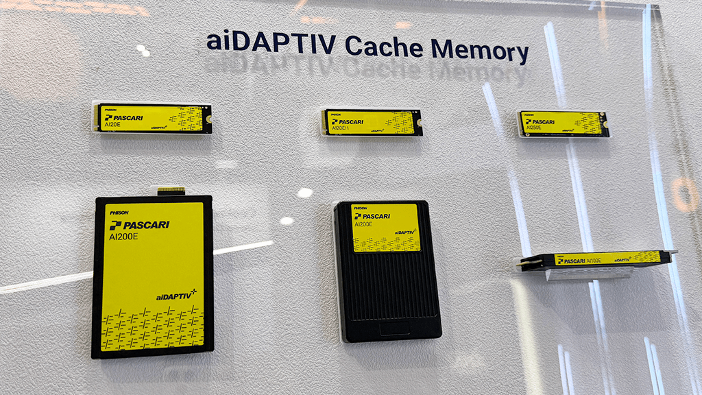 AIワークロード向けキャッシュメモリー／SSDの展示。AI処理では、学習データ、推論ログ、ベクトルデータベースなどを高速に読み出すため、SSDやキャッシュ層の設計が重要になる。