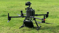 クオリティソフトとネクスト、アナウンサードローンとDroneNEXUSによる遠隔アナウンスの実証実験を実施