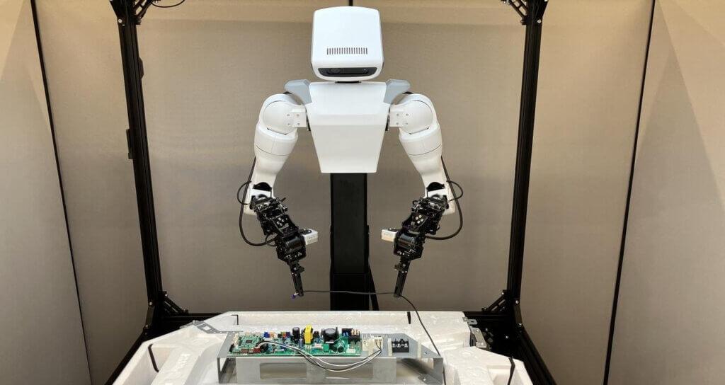 日立、現場で自ら学び複雑作業を自動化する「フィジカルAI技術」を開発 、製造・設備保守など幅広い現場に導入可能