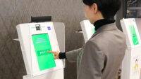 グローリー、顔認証技術を活用した入退場管理の実証実験を競馬場の指定席エリアで実施