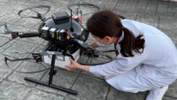 KDDI・JAL他3社、レベル4飛行を見据え複数の大橋をドローンで横断する医薬品配送の実証実験を実施