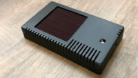 マクニカとエネコートテクノロジーズ、ペロブスカイト太陽電池を採用したIoT CO2センサ端末の共同開発に成功