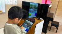 AGRIST、約1000キロ先の農場と鹿児島市幼稚園をつなぎキュウリの遠隔収穫体験実施